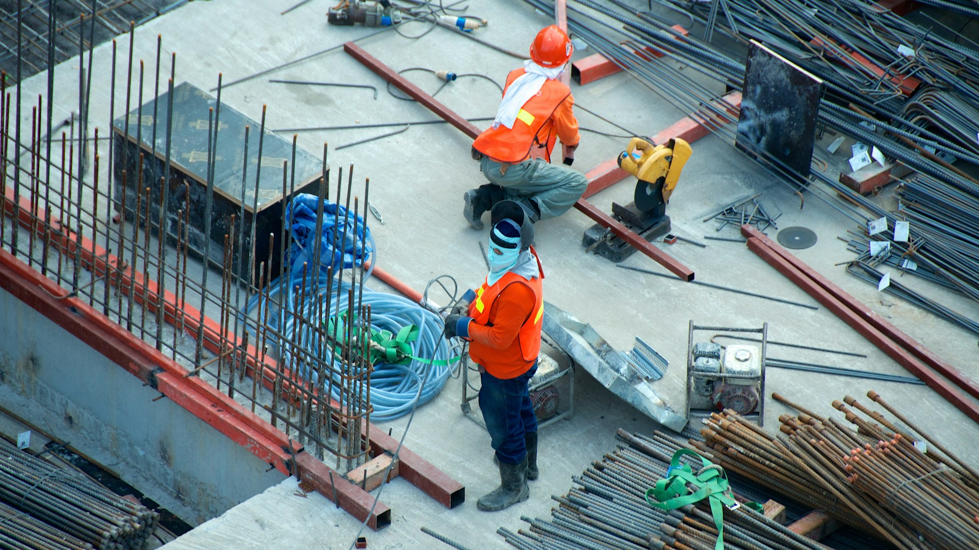 تنفيذ ميداني وإشراف هندسي بالموقع
